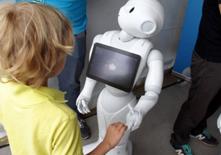 Pepper：一个比你对象更深情的机器人